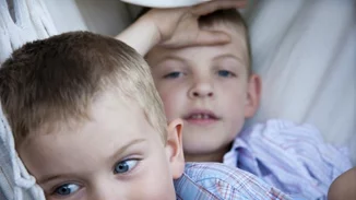 «Το πιο ωραίο δώρα που μπορείς να κάνεις στο παιδί σου είναι να το αφήσεις ήσυχο»