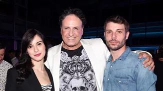 «Καφέ της Χαράς» | Ο «Μανωλάκης» και η «Βάλια» φωτογραφίζονται μαζί μετά από 16 χρόνια