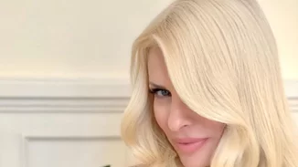 Ελένη Μενεγάκη | Μόλις φόρεσε το πιο έντονο χρώμα του φετινού χειμώνα