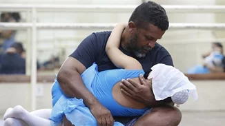 Μπαμπάς χορεύει μπαλέτο με τις αυτιστικές κόρες του