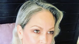 «Ναι» στο φυσικό, τέλος στη βαφή | Η Ρέα Τουτουνζή αφήνει λευκά τα μαλλιά της και πρέπει να δεις το αποτέλεσμα