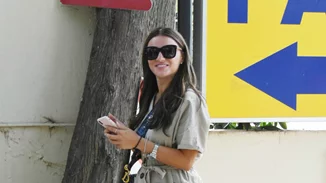 Ελένη Τσολάκη | Φωτογραφίζεται μπροστά από το χριστουγεννιάτικο δέντρο και στέλνει το δικό της μήνυμα