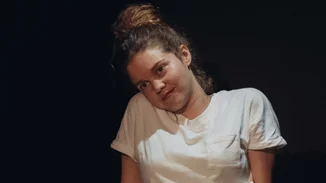 Η Λίλα Μπακλέση μιλάει για τη διαδικασία της ενηλικίωσης, την ομορφιά μέσα μας και τη θέση μας ως πολίτες σήμερα