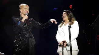 Φωταγώγηση χριστουγεννιάτικου δέντρου στο Σύνταγμα | Τι φόρεσαν Ζέτα Μακρυπούλια και Έλενα Παπαρίζου (pics)