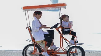 Υβόννη Μπόσνιακ | Χαλαρή βόλτα με την κόρη της στην παραλία της Θεσσαλονίκης!