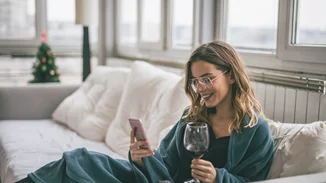 Τα must-have items για να οργανώσεις την τέλεια βραδιά στο σπίτι