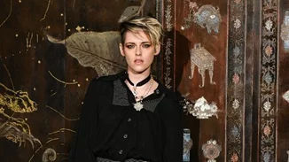 Η Kristen Stewart φόρεσε το ταγιέρ της Chanel με τον πιο sexy τρόπο
