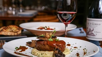 Βρήκαμε που θα δοκιμάσεις πληθωρικά πιάτα συνδυασμένα με διαλεγμένα κρασιά
