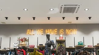 Τα ιδανικά δώρα ή το τέλειο outfit για το ρεβεγιόν; Στη Helmi συλλογή βρήκαμε όλα όσα χρειάζεσαι