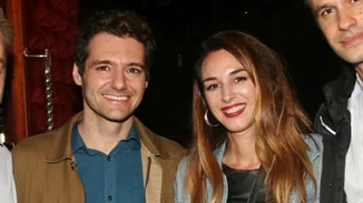 Βίκυ Παπαδοπούλου - Θάνος Τοκάκης | Ποζάρουν μαζί μπροστά από το χριστουγεννιάτικο δέντρο τους