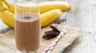 Smoothie με φυστικοβούτυρο, μπανάνα και σοκολάτα υγείας