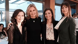 Christmas lunch | Οι φωτογραφίες από το γιορτινό κάλεσμα στις συζύγους των βουλευτών της ΝΔ