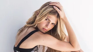 Η Αμαλία Κωστοπούλου άλλαξε look στα μαλλιά της και μοιάζει ακόμα περισσότερο με supermodel