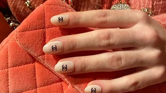 Logomania | Η Chanel επιβεβαιώνει ότι αυτή θα είναι μία από τις πιο μεγάλες τάσεις στα νύχια την επόμενη χρονιά