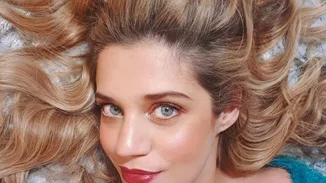 Hot mama alert | Η Τζένη Θεωνά έγινε μια φλογερή κοκκινομάλλα