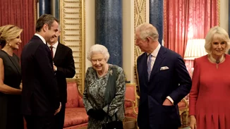 Μαρέβα Μητσοτάκη | Με κομψό σύνολο στο πλευρό του συζύγου της στη δεξίωση της βασίλισσας Ελισάβετ