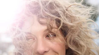 Κρίση ηλικίας στα 30: Φοβάσαι ότι θα μείνεις στο… ράφι ή δε θα κάνεις παιδιά;