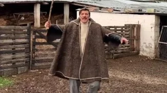 Ο Γιάννης Στάνκογλου φοράει μία iconic κάπα | Την αναγνωρίζεις;