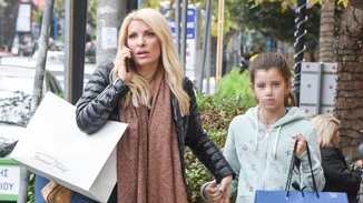 Ελένη Μενεγάκη | Βόλτα στην Κηφισιά με την ολόιδια κόρη της, Βαλέρια