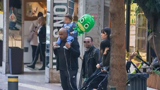 Ησαΐας Ματιάμπα | Δες τον σε έξοδο με τη γυναίκα του και το παιδί του (pics)