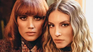 Καλεσμένη σε γάμο το χειμώνα | H Μαίρη Συνατσάκη και η Αθηνά Οικονομάκου σου δείχνουν την τέλεια πρόταση