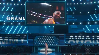 Grammy 2020 | Η Alicia Keys άνοιξε τη βραδιά με αφιέρωμα στον Kobe Bryant: «Η Αμερική έχασε έναν ήρωα»