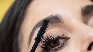Τι μάσκαρα να αγοράσω για έξτρα όγκο και καμπύλη στις βλεφαρίδες και vegan σύνθεση