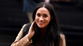 Η επανεμφάνιση έκπληξη της Meghan Markle με μαλλιά σαν της μαμάς της (vid)