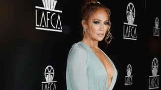 Jennifer Lopez | Eπιλέγει ένα από τα πιο hot χρώματα της σεζόν και κάνει μια ονειρική εμφάνιση