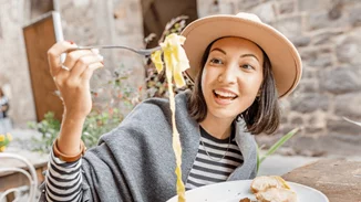 Τραπέζι για έναν: Η ευχαρίστηση του να τρως μόνη σου έξω