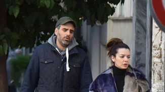 Νικολέττα Ράλλη | Βόλτα με τον σύντροφό της με casual look και χωρίς ίχνος μακιγιάζ