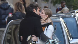 Δανάη Μιχαλάκη - Γιώργος Παπαγεωργίου |  Τα τρυφερά στιγμιότυπα στο κέντρο της Αθήνας