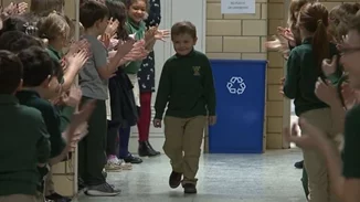 6χρονος νίκησε τον καρκίνο και όλο το σχολείο τον υποδέχτηκε με χειροκροτήματα