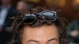 Harry Styles | Επαναπροσδιορίζει το μαργαριταρένιο κολιέ- Η νέα fashion εμμονή του