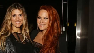 Η Σίσσυ Χρηστίδου σε ρόλο make up artist: Βάφει τη Ρούλα Σταματοπούλου!