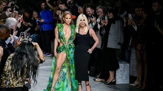 Η Jennifer Lopez είναι το πρόσωπο του Versace για τη σεζόν Άνοιξη/Καλοκαίρι 2020