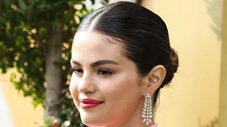 Πάλι τα ίδια κλασικά nude νύχια; Η Selena Gomez βρήκε μία άκρως κομψή εναλλακτική