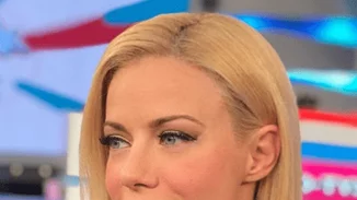 Ζέτα Μακρυπούλια | Φόρεσε το διαχρονικότερο key item που κοστίζει λιγότερο από 12 ευρώ