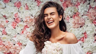 Το ροδόνερο επιστρέφει στην beauty ρουτίνα και μάλιστα είναι αυτό ακριβώς που χρειαζόμαστε