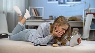 Μάσκα για σπυράκια και λιπαρές επιδερμίδες που δρα μέσα σε 10 λεπτά