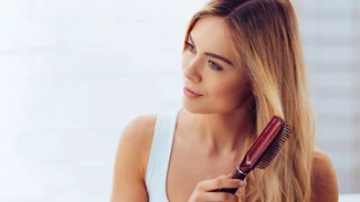 Λεπτά μαλλιά χωρίς όγκο; Αντιμετώπισε το πρόβλημα στη ρίζα του