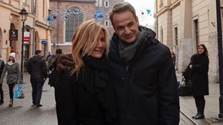 Με total white look η Μαρέβα Μητσοτάκη στο Ισραήλ | Το δροσερό σύνολο και η λεπτομέρεια στη μάσκα (pic)