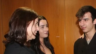 Συναυλία στη μνήμη του Θάνου Μικρούτσικου | Η σύζυγος και τα παιδιά του αείμνηστου καλλιτέχνη στο Μέγαρο Μουσικής (pics)