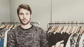 Πάρης Σκαρτσολιάς | Ο τηλεοπτικός «Μανωλάκης» μάς δείχνει το σπίτι του στο κέντρο της Αθήνας