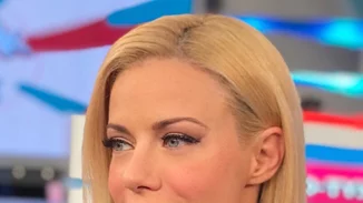 Η Ζέτα Μακρυπούλια μας δείχνει πώς να ντυθούμε κομψά στο κρύο