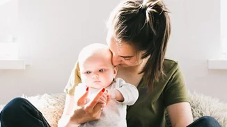 Για να γεννήσει μια γυναίκα χρειάζεται να ξεμάθει όσα έχει μάθει