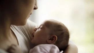 Το καλύτερο καταφύγιο για ένα μωρό είναι το σώμα της μητέρας του