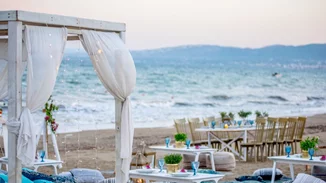 Γάμος δίπλα στη θάλασσα | Όλα όσα πρέπει να γνωρίζεις για να στεφθεί με επιτυχία