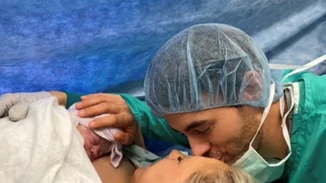 Enrique Iglesias και Anna Kournikova | Οι τρυφερές φωτογραφίες μέσα από το μαιευτήριο με τη νεογέννητη κόρη τους