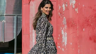 Φλοράλ φόρεμα με μπότες; Oι Ελληνίδες παρουσιάστριες σού δείχνουν πώς να το φορέσεις